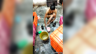 Aspiring pornographer films the skinny Desi neighbor washing body | XXX Video on AllSex.XXX