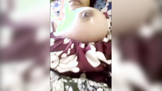 Boyfriend films porn video of the Desi woman playing with nipples | XXX Video on AllSex.XXX