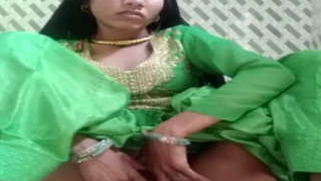 Mischievous Desi lady lifts green outfit to play solo porn games | XXX Video on AllSex.XXX