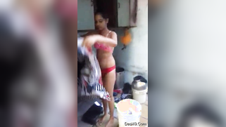 Lazy cameraguy films porn video instead of helping the Desi girl | XXX Video on AllSex.XXX