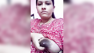 Amateur porn video of the Desi housewife extracting milk from tits | XXX Video on AllSex.XXX