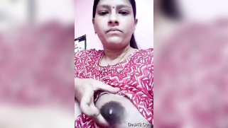 Amateur porn video of the Desi housewife extracting milk from tits