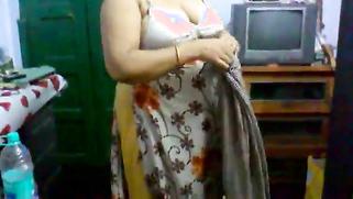 Shy Desi woman doesn't allow to film her face during the porn video