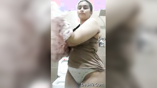 Shower porn video of the young Desi girlfriend with thick eyebrows