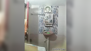 Tenant films voyeur porn video and the Desi landlady doesn't know it | XXX Video on AllSex.XXX