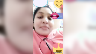 Pretty Desi woman lifts pink top to show boobs during the porn video call