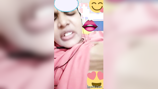 Pretty Desi woman lifts pink top to show boobs during the porn video call | XXX Video on AllSex.XXX