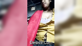 Spectators crave some porn and the pretty Desi lady flashes breasts | XXX Video on AllSex.XXX