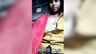 Spectators crave some porn and the pretty Desi lady flashes breasts