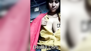 Spectators crave some porn and the pretty Desi lady flashes breasts | XXX Video on AllSex.XXX