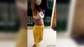 Lovers of porn can admire Desi housewife's twat in the close-up video | XXX Video on AllSex.XXX