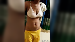 Lovers of porn can admire Desi housewife's twat in the close-up video | XXX Video on AllSex.XXX