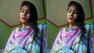 Desi steals hubby's camera to show tits and navel in the porn video