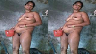 Stud films voyeur porn video of the Desi neighbor taking a bath | XXX Video on AllSex.XXX