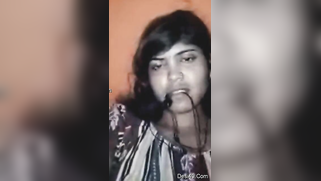 Desi girl takes an example from porn actresses and masturbates staying at home