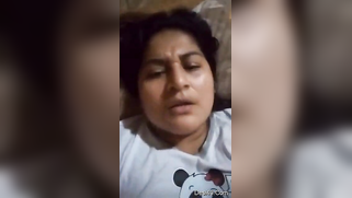 It's quarantine and the Desi lady entertains herself with porn videos | XXX Video on AllSex.XXX