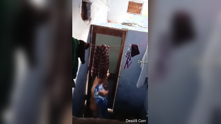 Amateur voyeur XXX camera catches sexy Desi babe taking a shower | XXX Video on AllSex.XXX