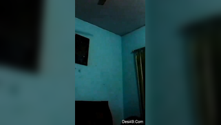 Desi babe XXX demonstrates her sexy nude body for amateur camera