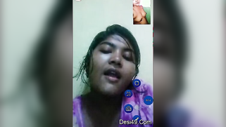 Desi babe shows her hairy twat while XXX squirting for the camera