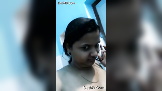 Pretty girl XXX strips showing her slender Desi body for camera