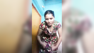 Desi bitch puts her dress off to XXX tease with nude body at home