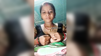 Camel-toe Desi pussy gets XXX fingered by horny babe for the cam