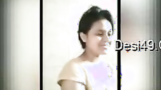 Smiling Desi hottie shows her hot XXX bathing for webcam lovers