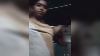 Naked Desi hussy poses for hot XXX video when putting clothes on