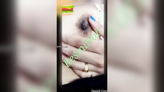 Lustful Desi mature poses for XXX webcam playing with her nipples | XXX Video on AllSex.XXX