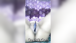 Desi bitch XXX masturbates sticking a tube of toothpaste into twat | XXX Video on AllSex.XXX