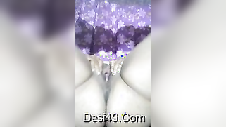 Desi bitch XXX masturbates sticking a tube of toothpaste into twat | XXX Video on AllSex.XXX