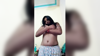 Topless Desi babe XXX shakes and plays with her fantastic boobs | XXX Video on AllSex.XXX