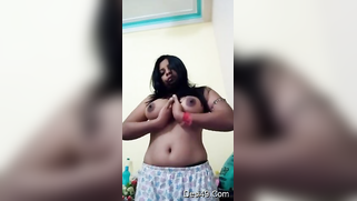 Topless Desi babe XXX shakes and plays with her fantastic boobs | XXX Video on AllSex.XXX