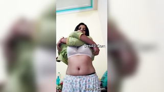 Topless Desi babe XXX shakes and plays with her fantastic boobs | XXX Video on AllSex.XXX