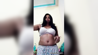 Topless Desi babe XXX shakes and plays with her fantastic boobs | XXX Video on AllSex.XXX