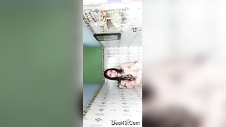 Seductive Desi babe makes amateur XXX video of her bathing topless