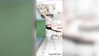 Seductive Desi babe makes amateur XXX video of her bathing topless | XXX Video on AllSex.XXX