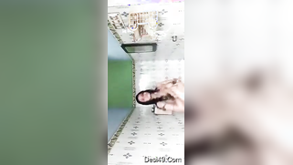 Seductive Desi babe makes amateur XXX video of her bathing topless | XXX Video on AllSex.XXX