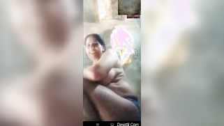 Mature Desi wifey XXX teases with her nudity when bathing for cam