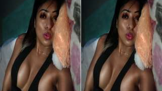 Very beautiful Desi girl showing her slender XXX body in the sea