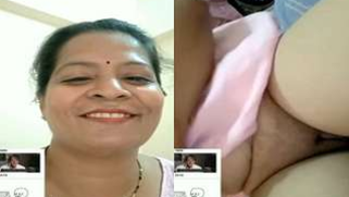 Desi webcam bitch flashes her mature XXX twat for a man to stroke