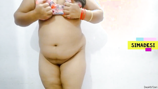 Pretty Desi MILF poses with her chubby body nude for XXX session | XXX Video on AllSex.XXX