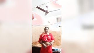 Sexy housewife strips and shakes her big Desi booty for the camera