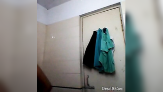 Desi whore goes to bathroom but takes camera to film her sexy body