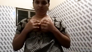 Desi girl thinks her boobies are sexy so she is bound to expose them