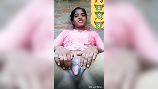 Indian webcam worker sits in front of camera and stimulatea pussy | XXX Video on AllSex.XXX