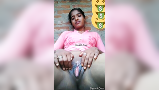 Indian webcam worker sits in front of camera and stimulatea pussy | XXX Video on AllSex.XXX