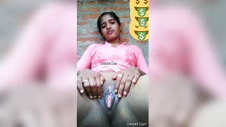 Indian webcam worker sits in front of camera and stimulatea pussy | XXX Video on AllSex.XXX