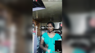 Aunty is so sexy in green sari that online friend pays her for talking | XXX Video on AllSex.XXX