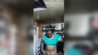 Aunty is so sexy in green sari that online friend pays her for talking | XXX Video on AllSex.XXX